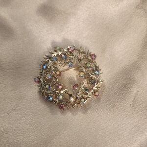 Elegant Gold and Multicolor Brooch (F7)